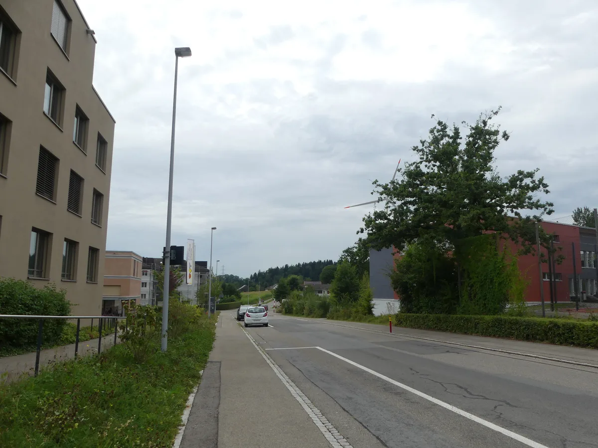 Auch von weiteren Standorten wäre ein Windrad sichtbar. So etwa von der Schule im Sunnegarte aus…, So würde sich ein 220 Meter hohes Windrad auf dem Hombergchropf bei Bubikon präsentieren, hier von der Schule im Sunnegarte aus gesehen.